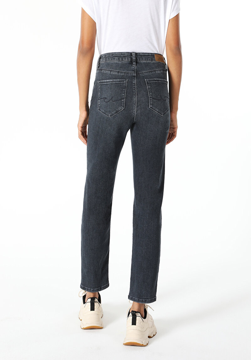 Slim Fit Orta Bel Düz Paça Kadın Denim Jean Pantolon
