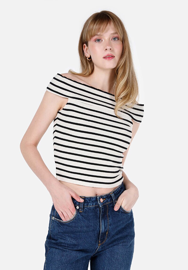 Slim Fit Kayık Yaka Kadın Siyah Kısa Kol Tişört