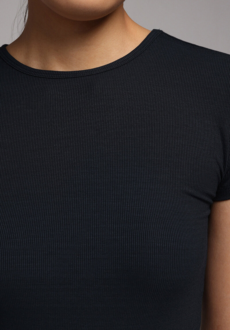 Slim Fit Yuvarlak Yaka Düz Kadın Siyah Kısa Kol Tişört