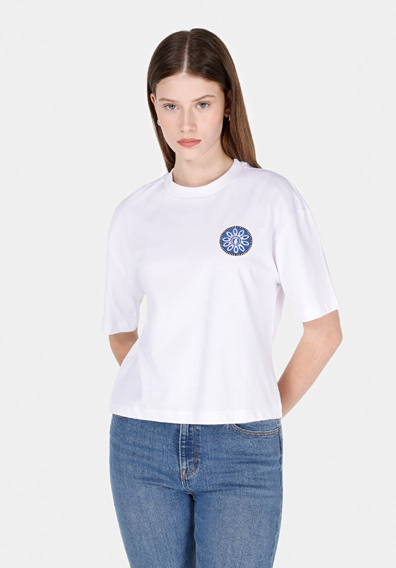 Regular Fit Yuvarlak Yaka Nakışlı Kadın Beyaz Kısa Kol Tişört