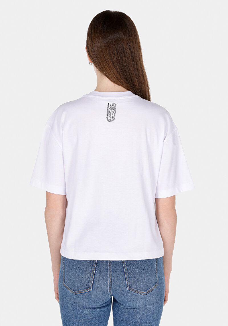 Regular Fit Yuvarlak Yaka Nakışlı Kadın Beyaz Kısa Kol Tişört