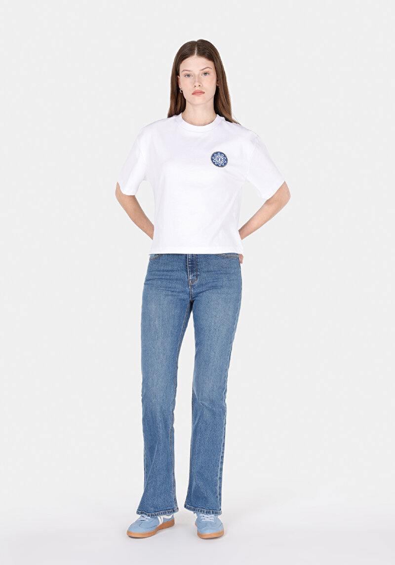 Regular Fit Yuvarlak Yaka Nakışlı Kadın Beyaz Kısa Kol Tişört