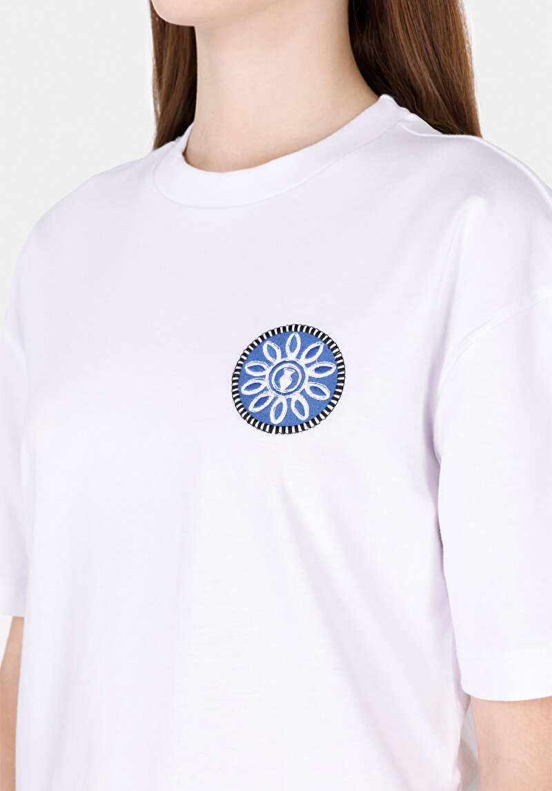 Regular Fit Yuvarlak Yaka Nakışlı Kadın Beyaz Kısa Kol Tişört