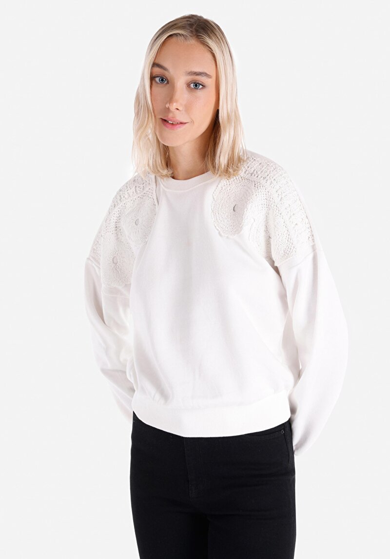 Regular Fit Yuvarlak Yaka Çiçekli Kadın Beyaz Sweatshirt