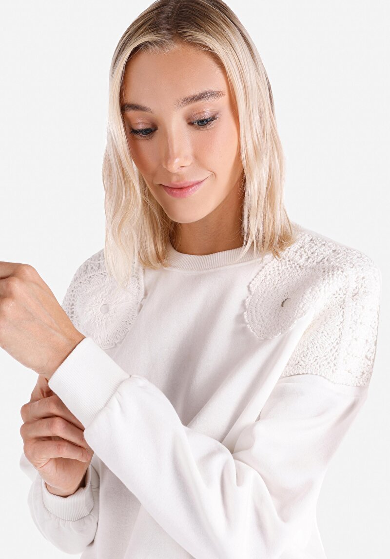 Regular Fit Yuvarlak Yaka Çiçekli Kadın Beyaz Sweatshirt