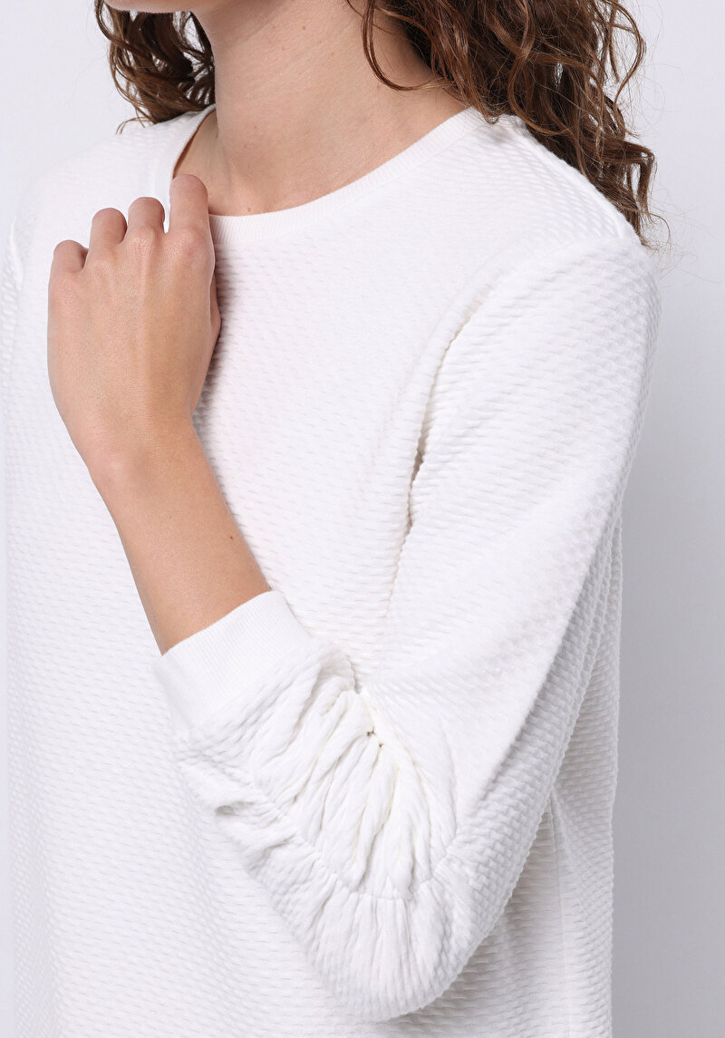 Regular Fit Yuvarlak Yaka Jakarlı Kadın Beyaz Uzun Kol Tişört