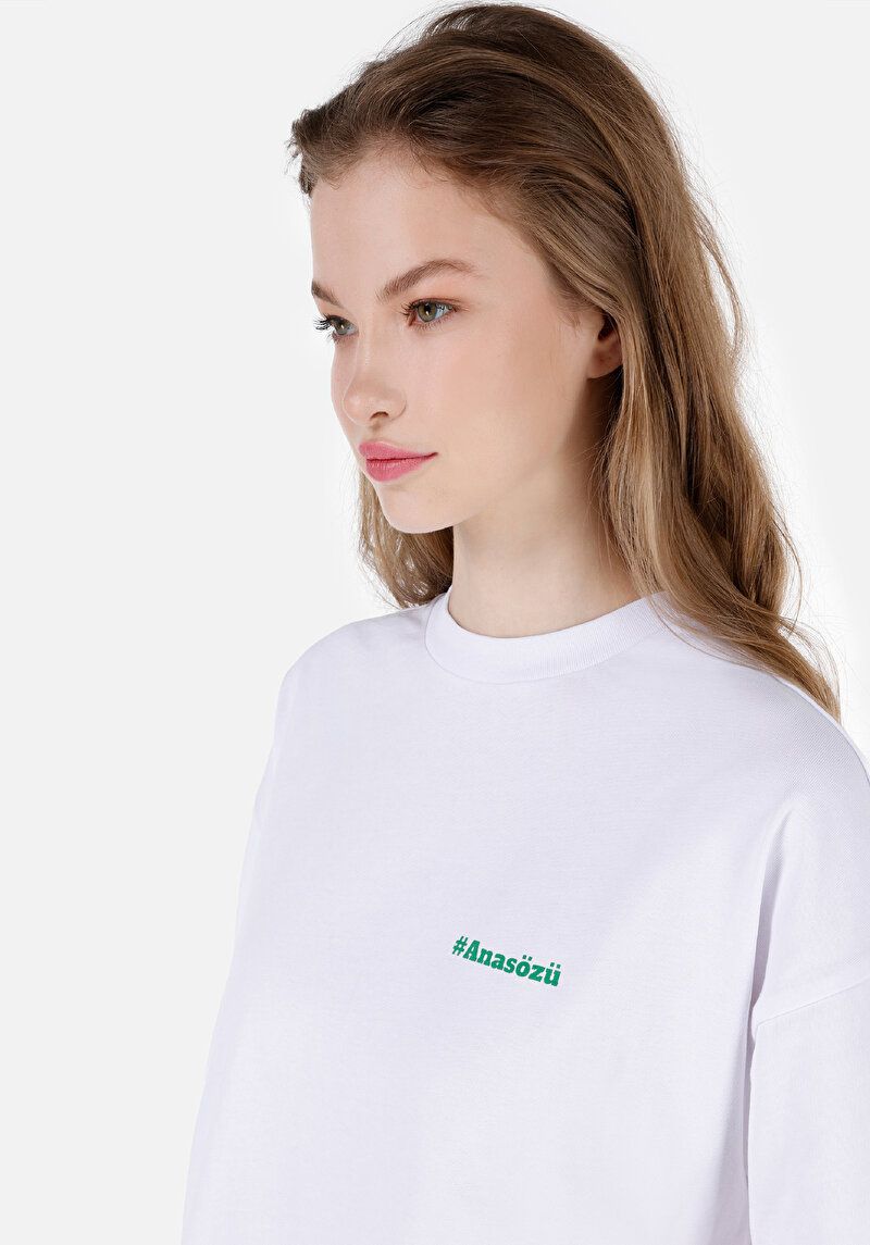 Comfort Fit Yuvarlak Yaka Baskılı Kadın Cepsiz Beyaz Kısa Kol Tişört