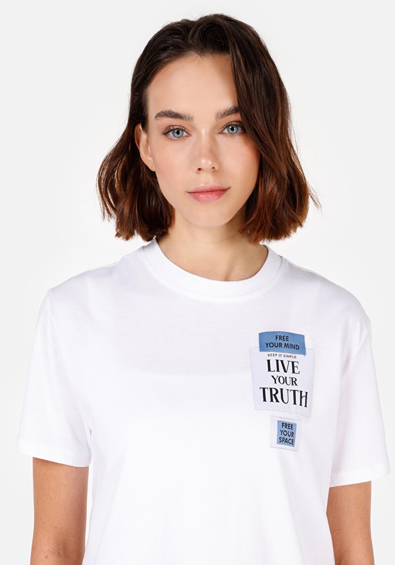 Regular Fit Yuvarlak Yaka Yazı Baskılı Kadın Beyaz Kısa Kol Tişört