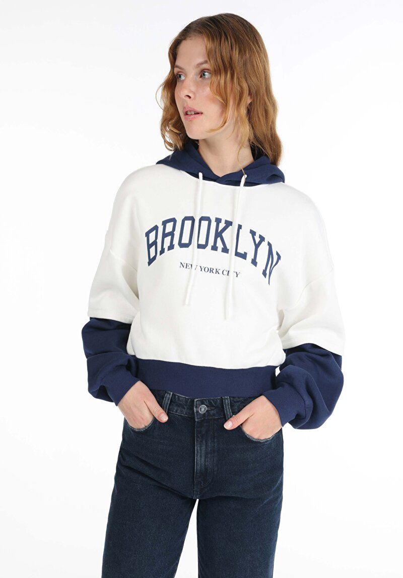Regular Fit Kapüşonlu Baskılı Kadın Beyaz Sweatshirt