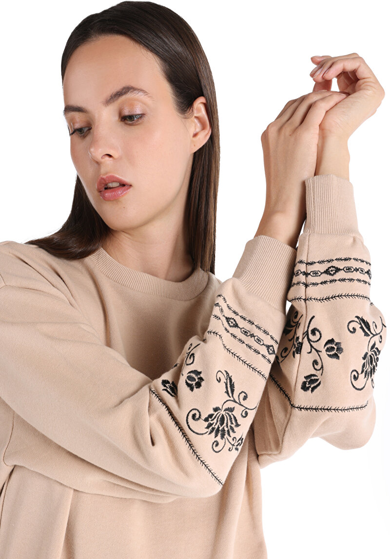 Regular Fit Yuvarlak Yaka Nakışlı Kadın Bej Sweatshirt