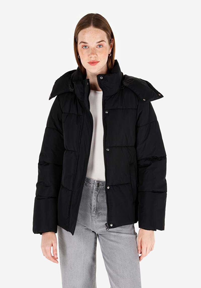 Regular Fit Kapüşonlu Fermuarlı Astarlı Kadın Siyah Mont