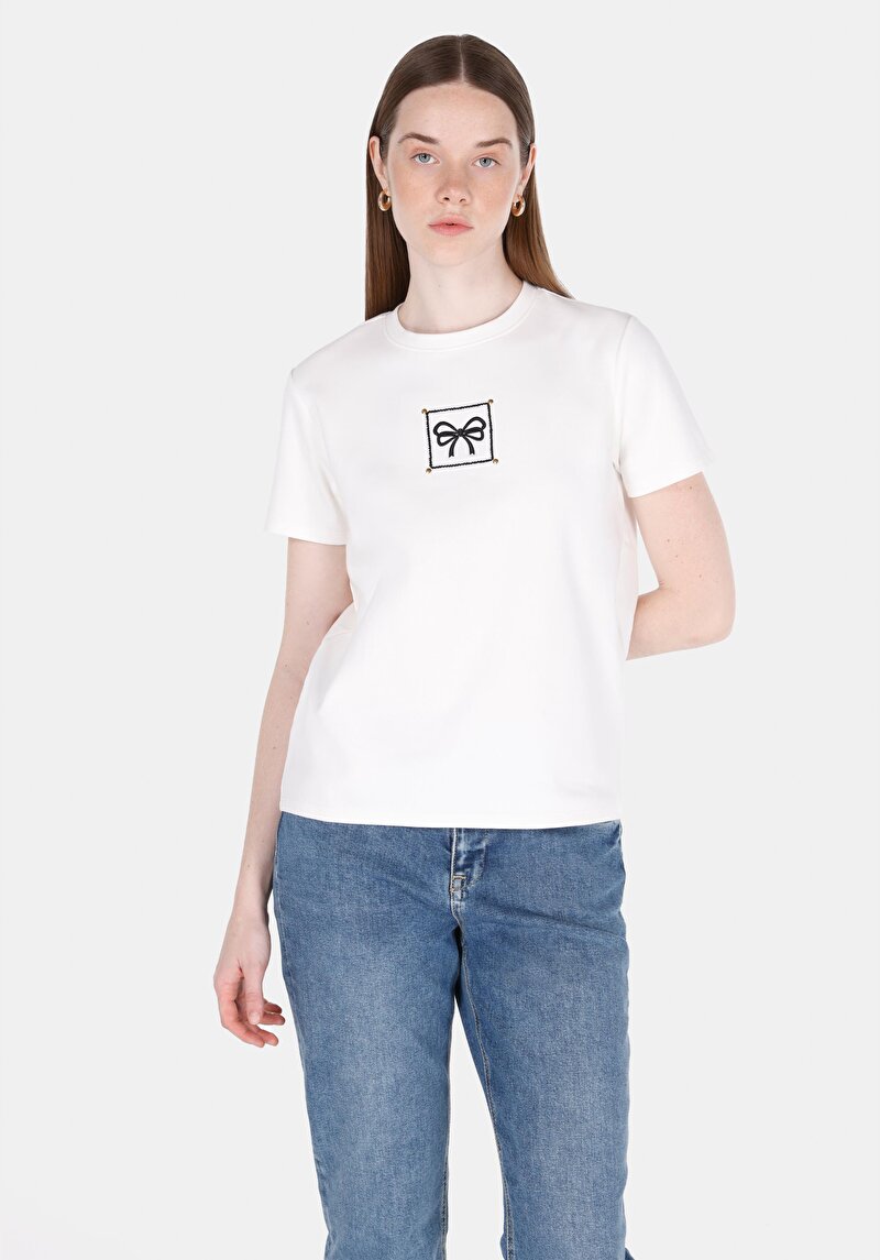 Regular Fit Yuvarlak Yaka Nakışlı Kadın Beyaz Kısa Kol Tişört