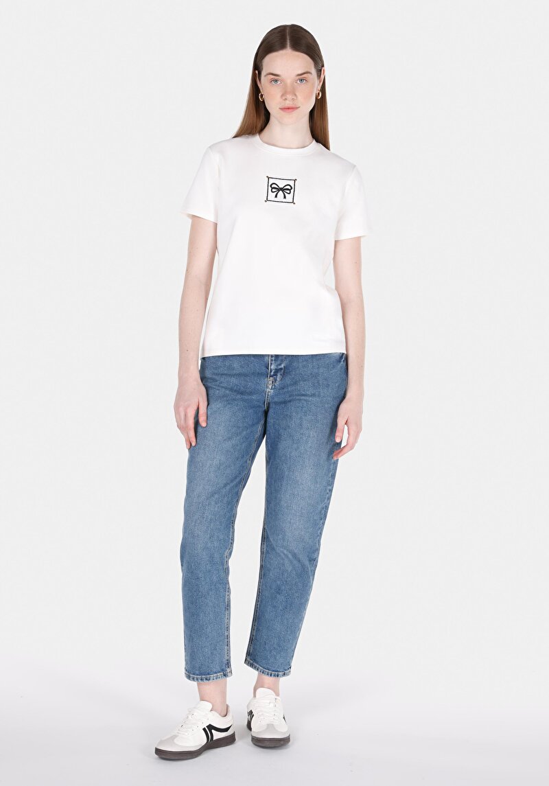 Regular Fit Yuvarlak Yaka Nakışlı Kadın Beyaz Kısa Kol Tişört