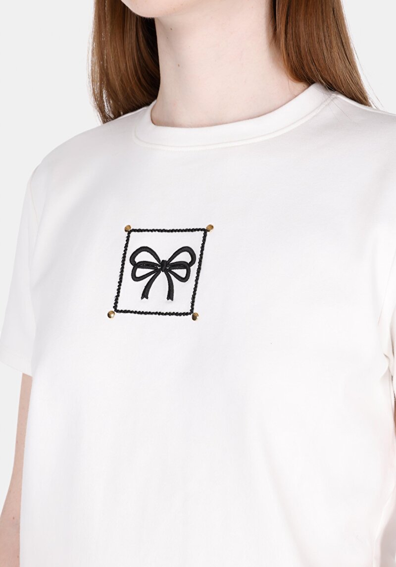 Regular Fit Yuvarlak Yaka Nakışlı Kadın Beyaz Kısa Kol Tişört