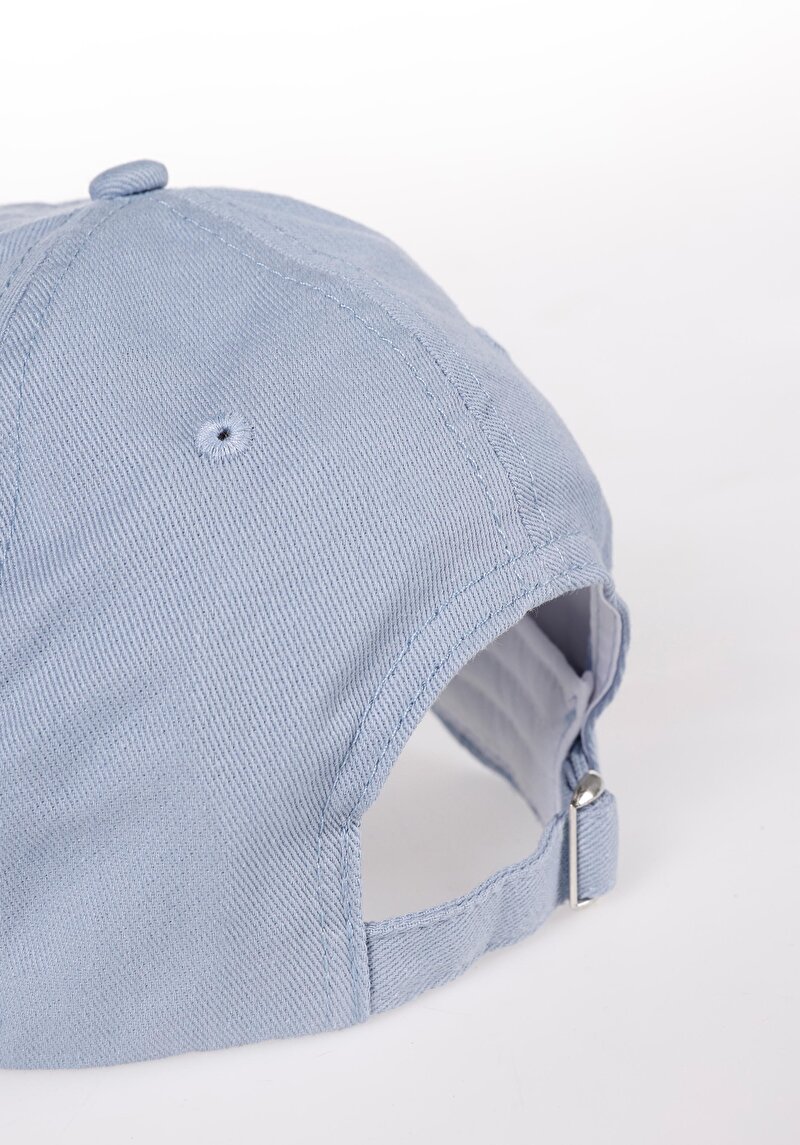 Kadın  Mavi Şapka