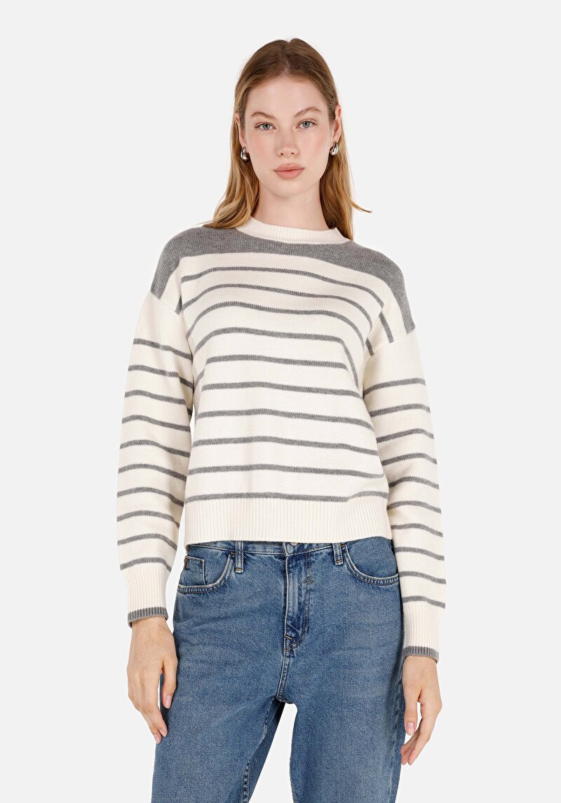 Regular Fit Yuvarlak Yaka Çizgili Kadın Ekru Kazak