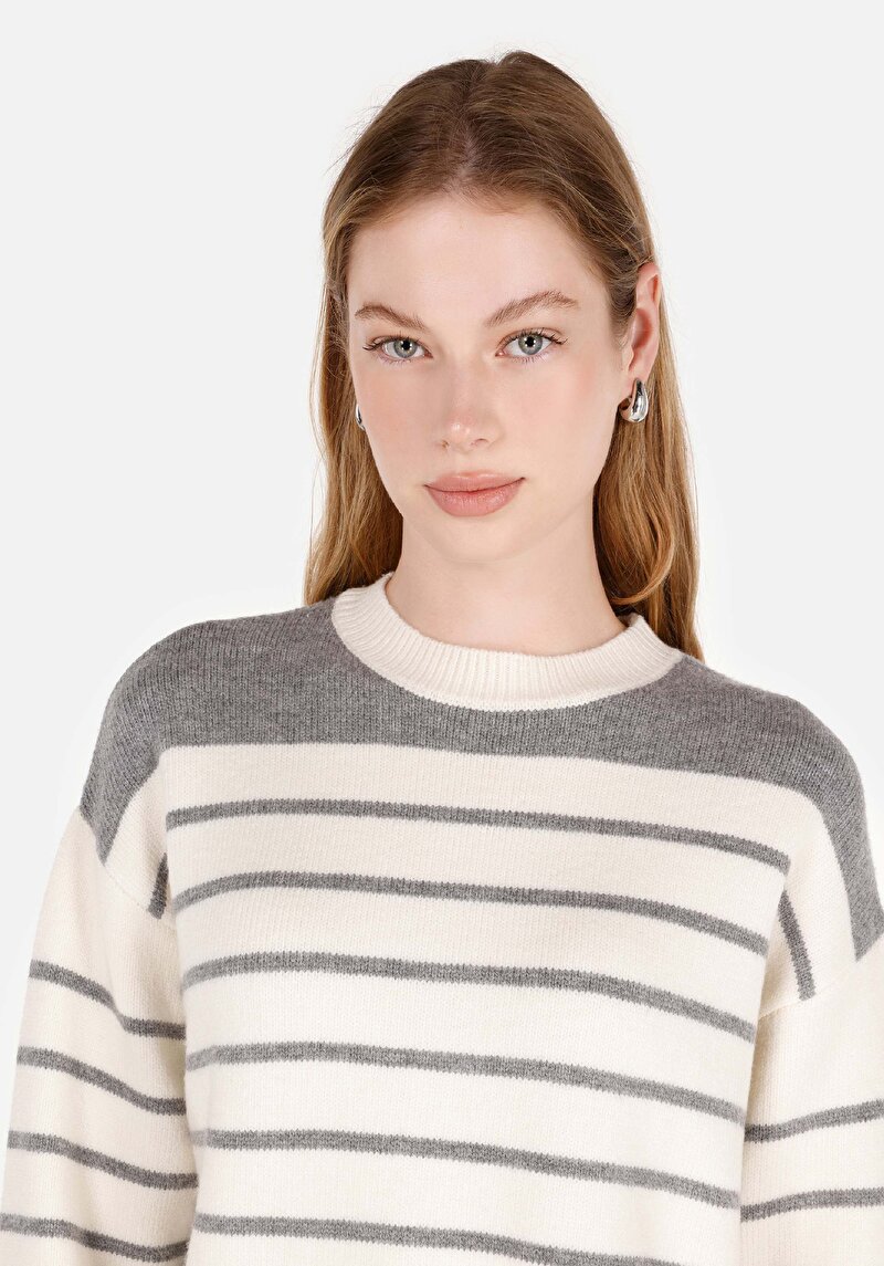 Regular Fit Yuvarlak Yaka Çizgili Kadın Ekru Kazak