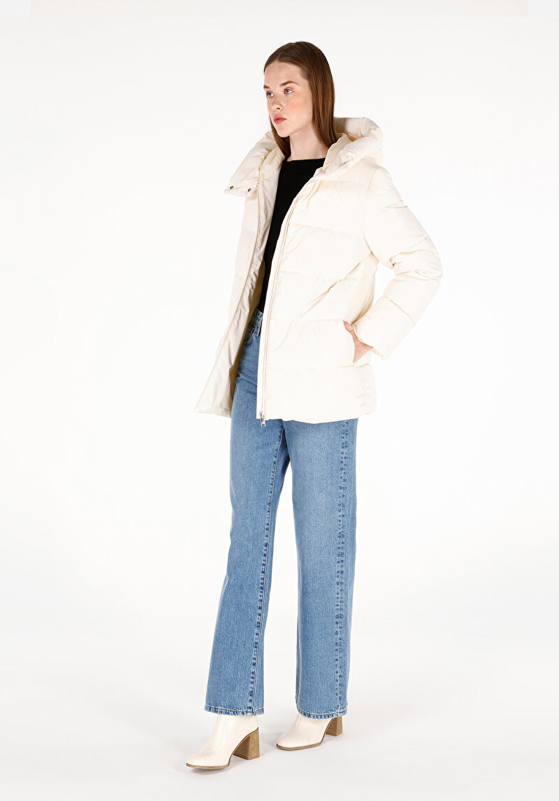 Regular Fit Kapüşonlu Fermuarlı Cepli Astarlı Kadın Beyaz Mont