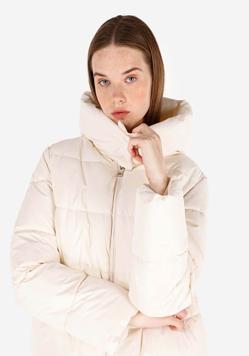 Regular Fit Kapüşonlu Fermuarlı Cepli Astarlı Kadın Beyaz Mont