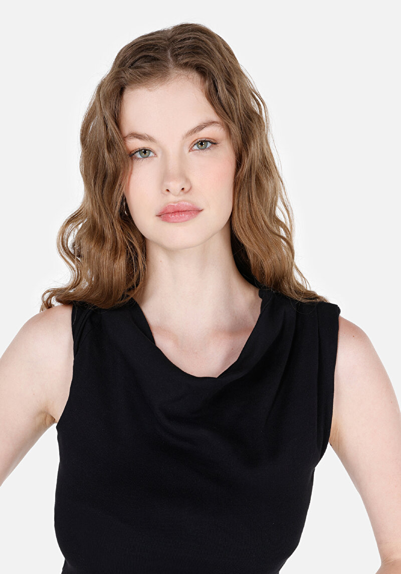 Slim Fit Kayık Yaka Düz Kadın Siyah Kolsuz Tişört