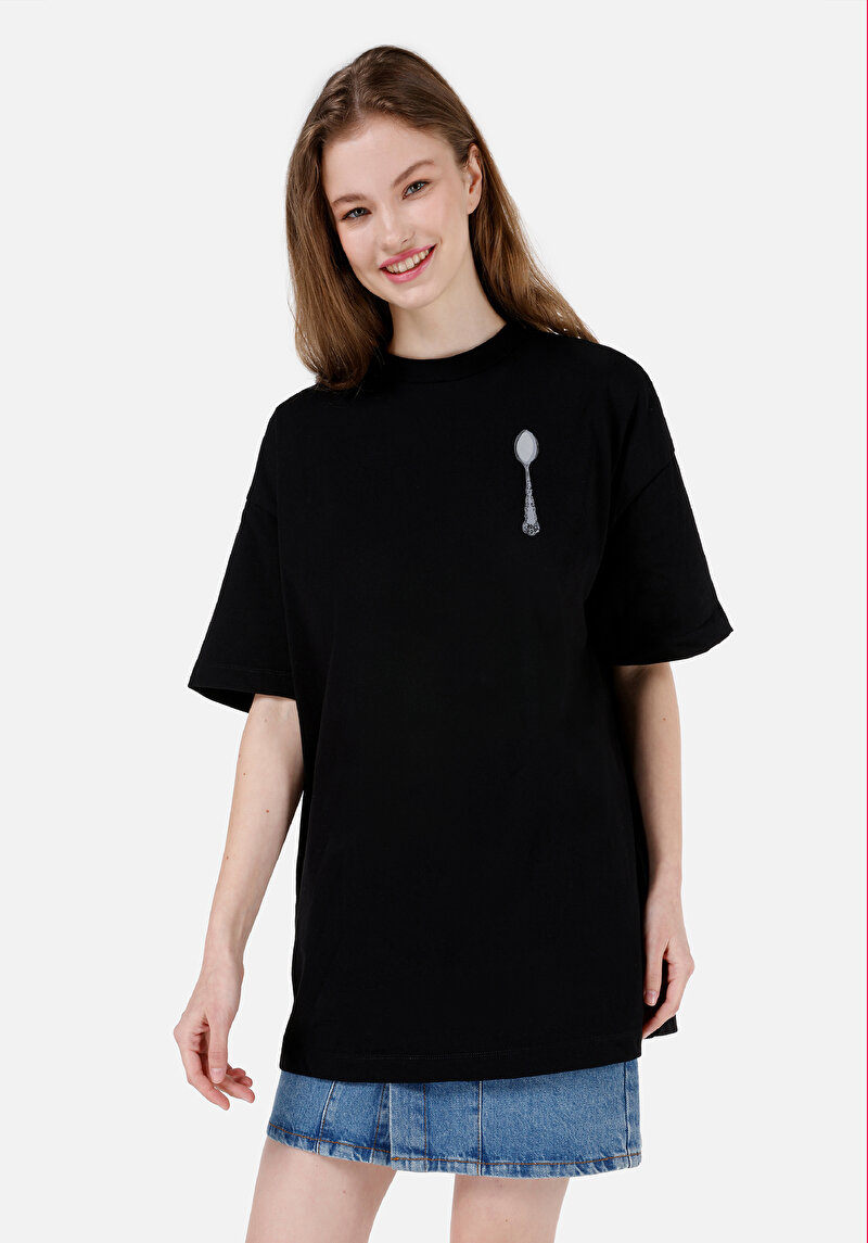 Comfort Fit Yuvarlak Yaka Baskılı Kadın Siyah Cepsiz Kısa Kol Tişört