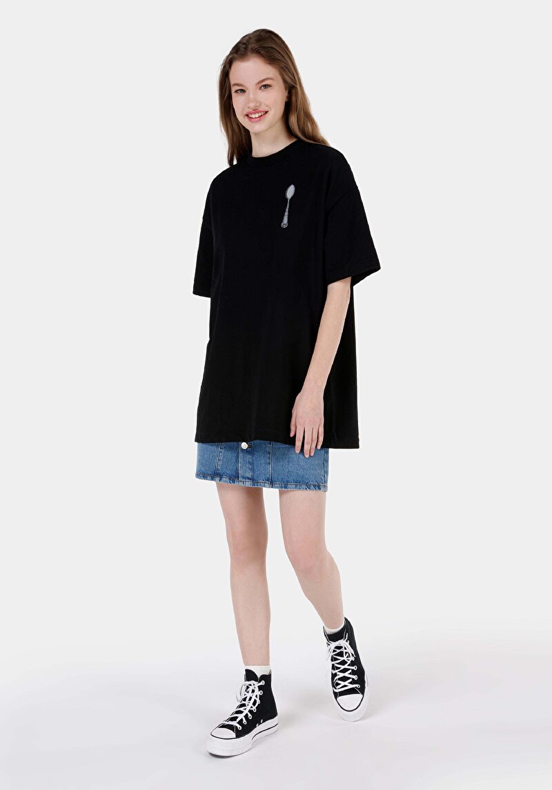 Comfort Fit Yuvarlak Yaka Baskılı Kadın Siyah Cepsiz Kısa Kol Tişört