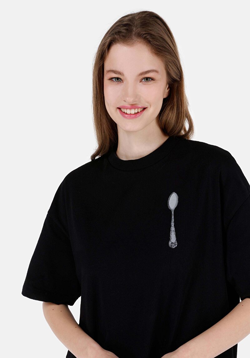 Comfort Fit Yuvarlak Yaka Baskılı Kadın Siyah Cepsiz Kısa Kol Tişört