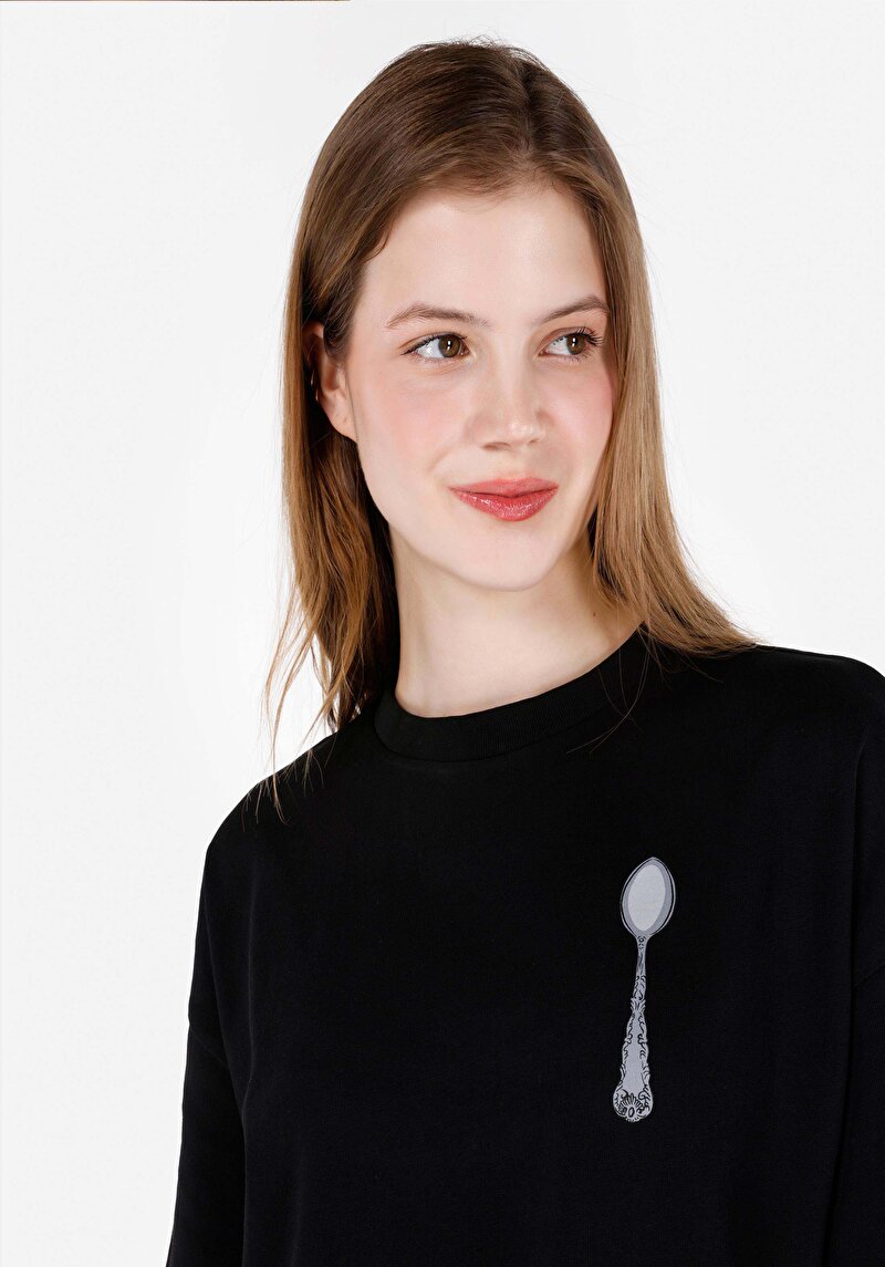 Comfort Fit Yuvarlak Yaka Baskılı Kadın Siyah Cepsiz Kısa Kol Tişört