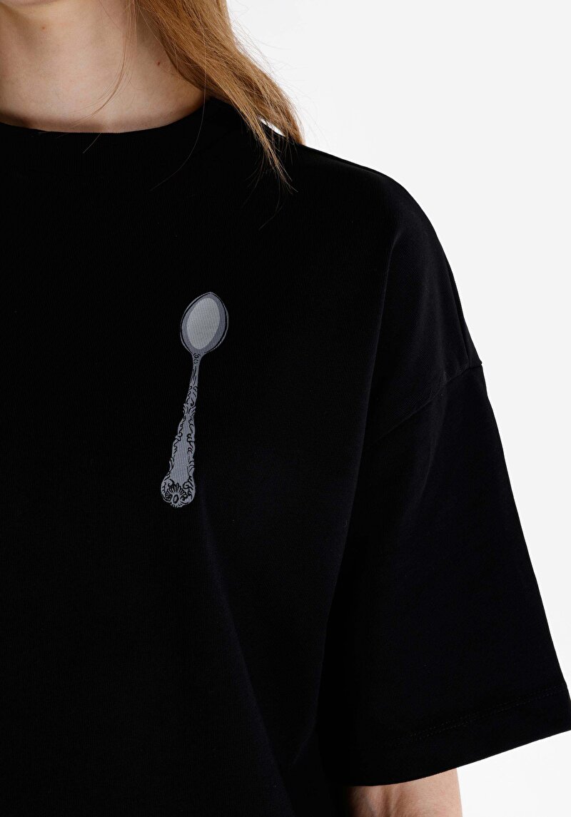 Comfort Fit Yuvarlak Yaka Baskılı Kadın Siyah Cepsiz Kısa Kol Tişört