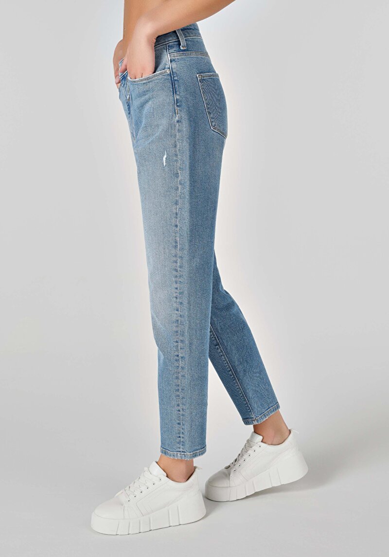 Mom Fit Yüksek Bel Daralan Paça Kadın İndigo Jean Pantolon