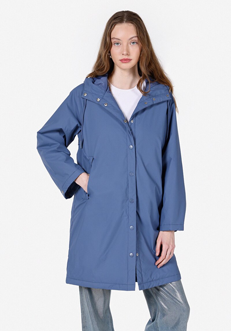 Regular Fit Kapüşonlu Çıtçıtlı Astarlı Kaplamalı Kadın Mavi Mont Pu