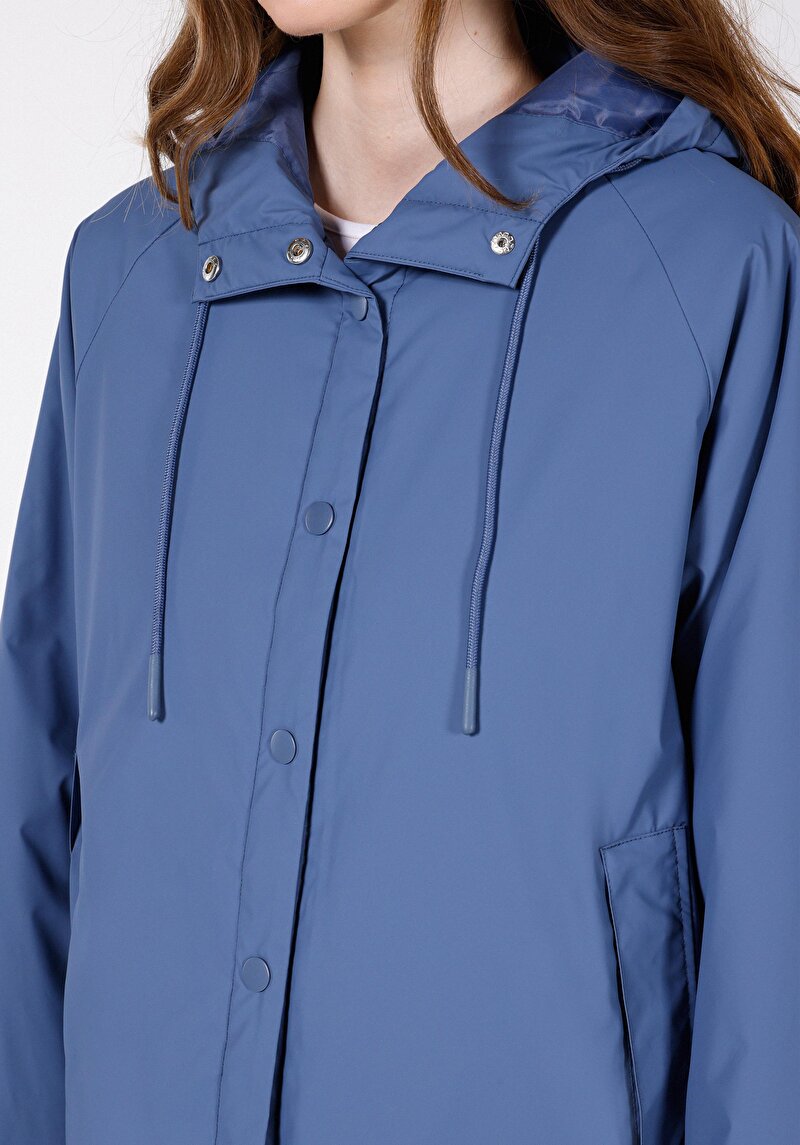 Regular Fit Kapüşonlu Çıtçıtlı Astarlı Kaplamalı Kadın Mavi Mont Pu