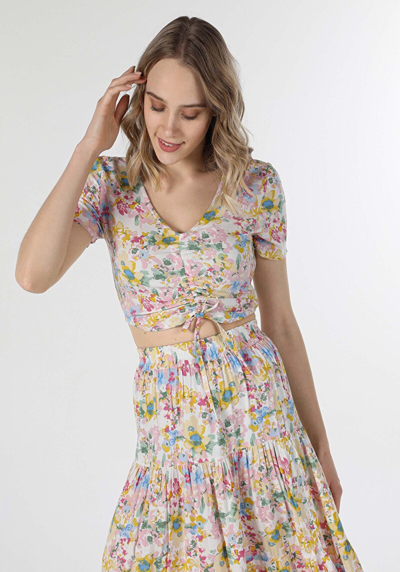 Slim Fit V Yaka Çiçekli Kadın Çok Renkli Kısa Kol Gömlek