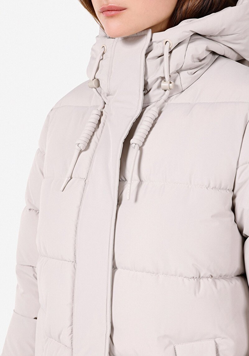 Regular Fit Kapüşonlu Çıtçıtlı Astarlı Suya Dayanıklı Kadın Bej Kaban