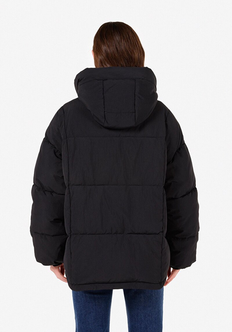 Regular Fit Kapüşonlu Çıt Çıt Düğmeli Kadın Siyah Mont