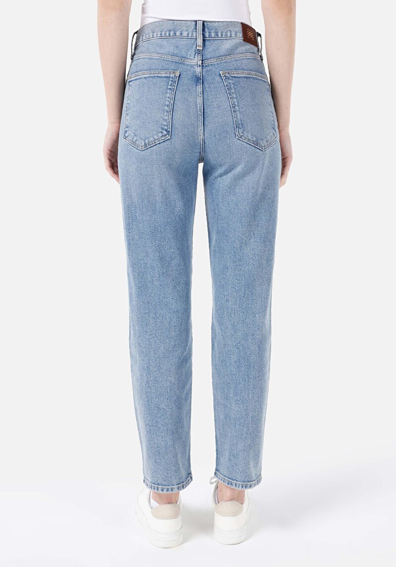 Slim Fit Orta Bel Fermuarlı Daralan Paça Kadın Light İndigo Denim Jean Pantolon