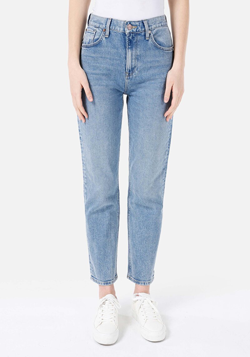 Slim Fit Orta Bel Fermuarlı Daralan Paça Kadın Light İndigo Denim Jean Pantolon