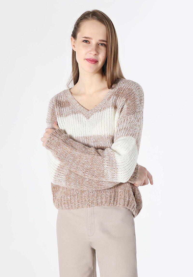 Regular Fit V Yaka Çizgili Kadın Bej Kazak
