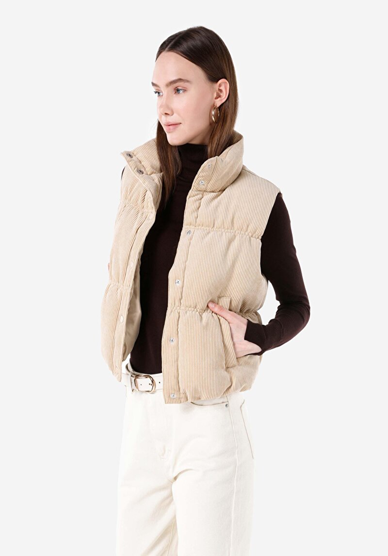 Regular Fit Dik Yaka Çıtçıtlı Astarlı Kadın Bej Yelek