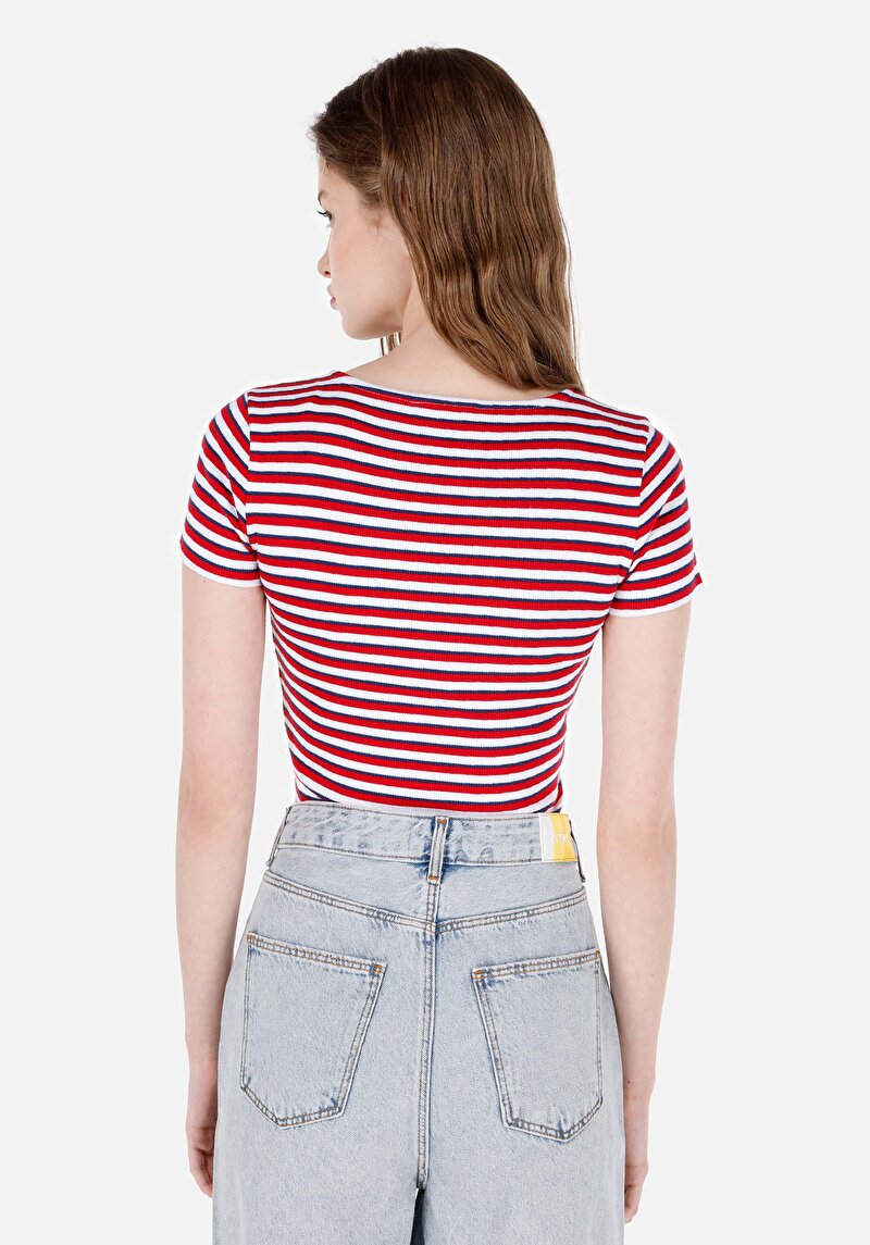 Slim Fit Derin Yuvarlak Yaka Kadın Kirmizi Kısa Kol Tişört