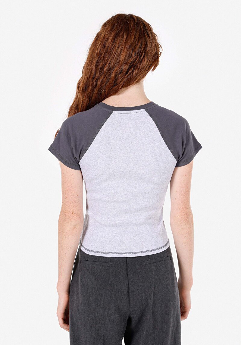 Slim Fit Yuvarlak Yaka Baskılı Kadın Gri Kısa Kol Tişört