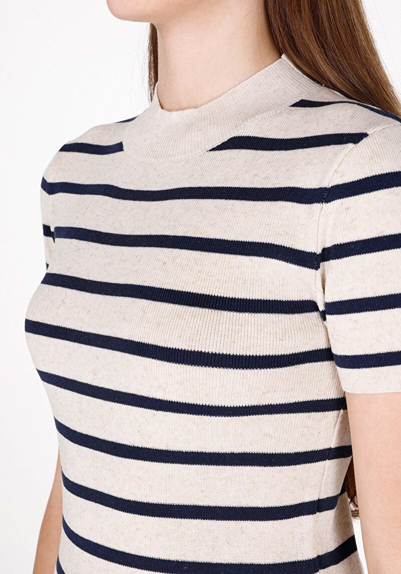 Slim Fit Yarım Balıkçı Yaka Kadın Bej Kısa Kol Kazak