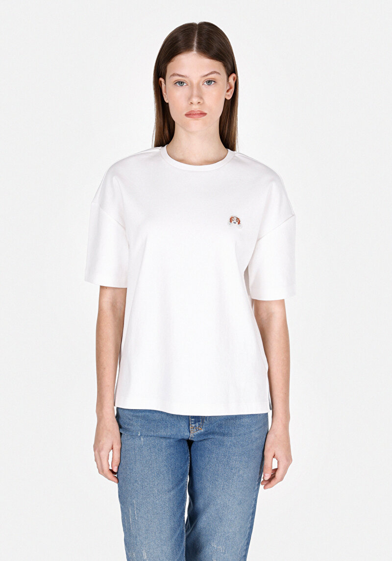 Regular Fit Yuvarlak Yaka Cepsiz Nakışlı Kadın Beyaz Kısa Kol Tişört