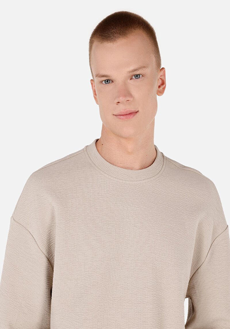 Comfort Fit Yuvarlak Yaka Jakarlı Erkek Bej Uzun Kol Tişört