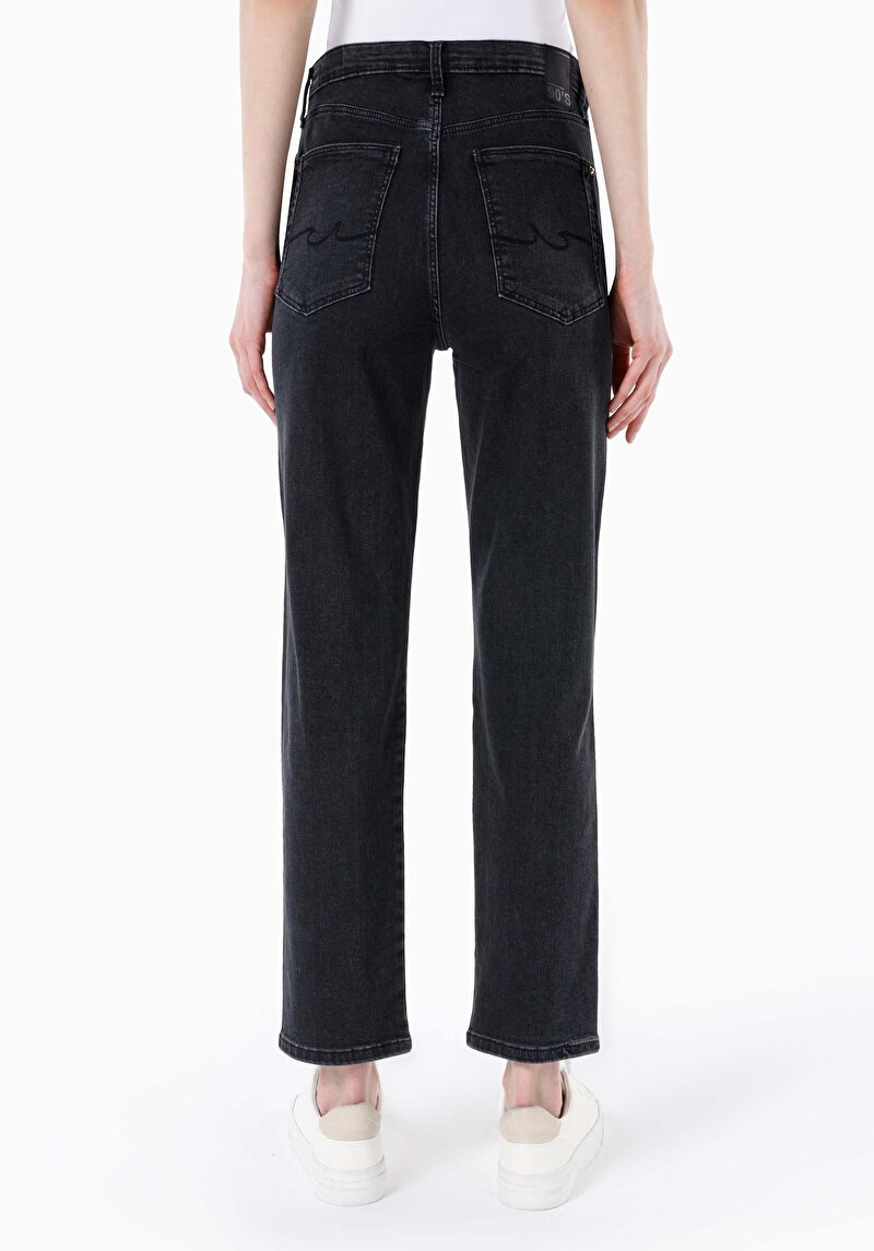 Slim Fit Orta Bel Daralan Paça Kadın Denim Jean Pantolon