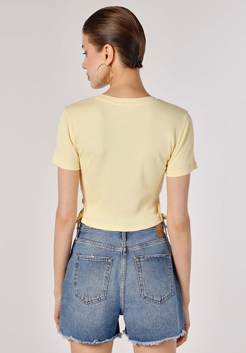 Slim Fit Yuvarlak Yaka Kadın Sari Kısa Kol Tişört