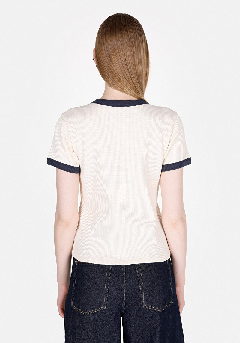 Slim Fit Yuvarlak Yaka Nakışlı Kadın Ekru Kısa Kol Tişört