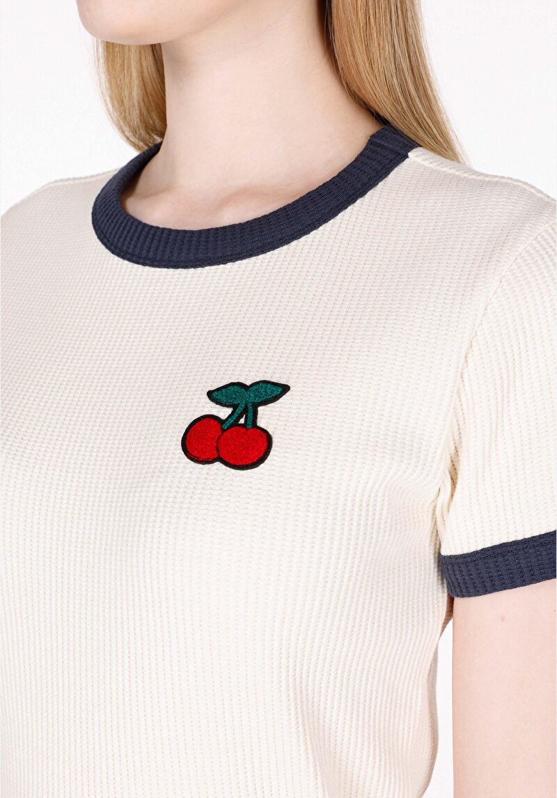 Slim Fit Yuvarlak Yaka Nakışlı Kadın Ekru Kısa Kol Tişört