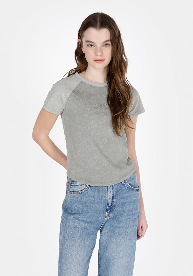 Slim Fit Yuvarlak Yaka Nakışlı Kadın Yeşil Kısa Kol Tişört