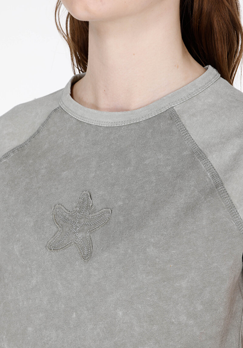 Slim Fit Yuvarlak Yaka Nakışlı Kadın Yeşil Kısa Kol Tişört